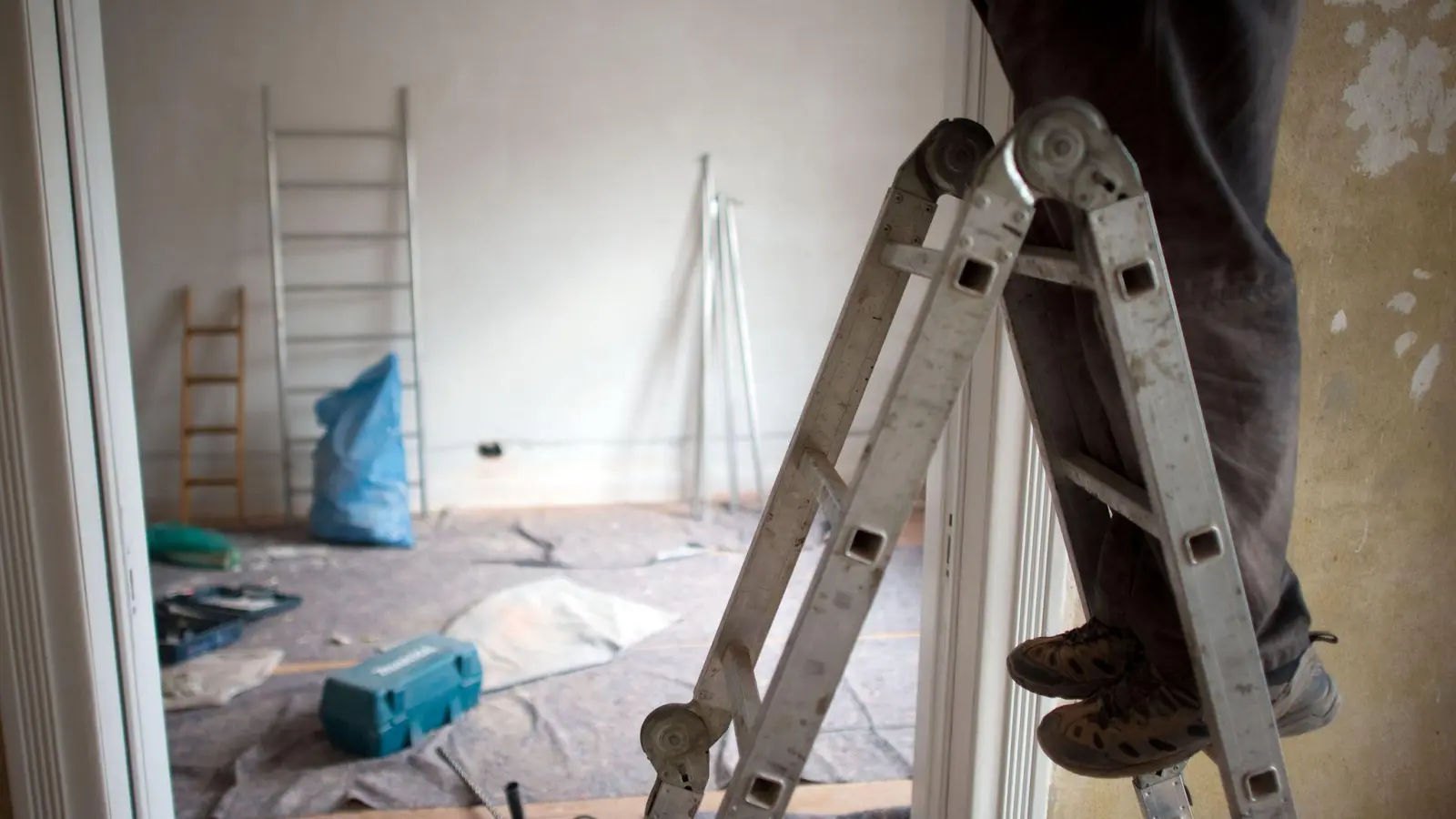 In Österreich übernimmt der Staat einen Teil der Handwerkerkosten. (Symbolbild)  (Foto: Axel Heimken/dpa)