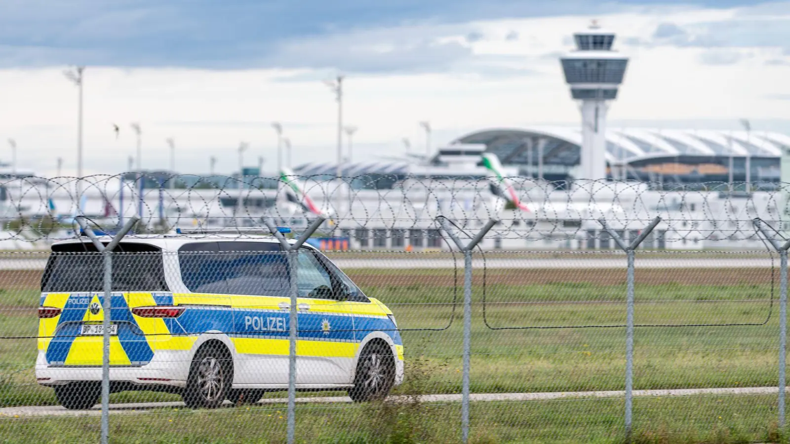 Nach den Drohnensichtungen kann es am Münchner Airport weiter zu Einschränkungen kommen. (Foto: Armin Weigel/dpa)