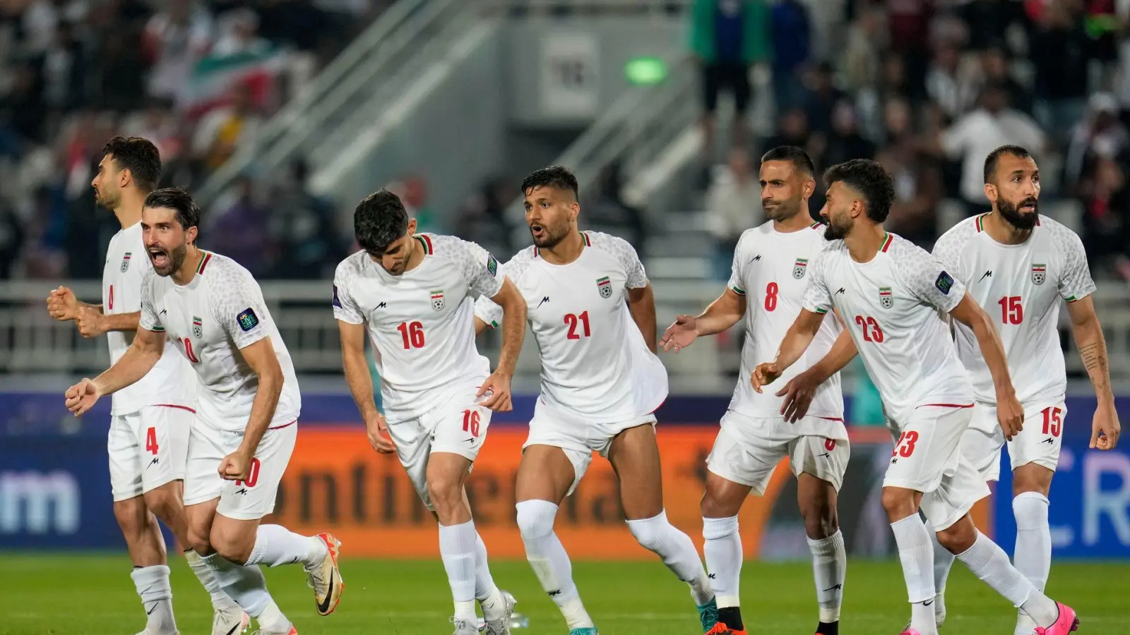 Die iranische Nationalelf ist für die WM qualifiziert, doch die Teilnahme ist ungewiss. (Archivbild) (Foto: Aijaz Rahi/AP/dpa)