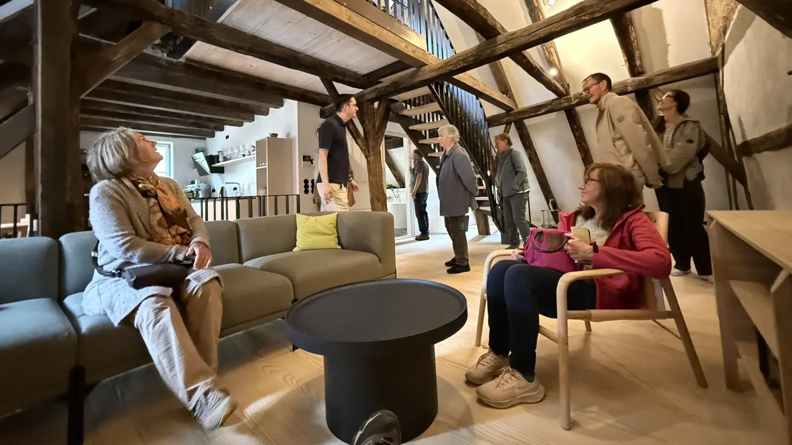 Die minimalistische Möblierung der Wohnung im ersten Obergeschoss und Dachgeschoss im Haus Judengasse 10 lässt die Konstruktion des Dachgeschosses und der Lehmgiebelwand optimal zur Geltung kommen. (Foto: Karin Bierstedt)