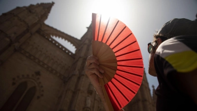 Fachleuten zufolge macht der Klimawandel die derzeitige Hitzewelle in Westeuropa intensiver. (Archivbild) (Foto: Clara Margais/dpa)