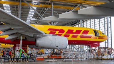 DHL-Flieger in Leipzig: Das Unternehmen hat die Sicherheitsmaßnahmen erhöht. (Archivbild) (Foto: Hendrik Schmidt/dpa)