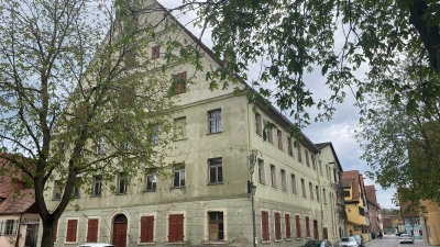 Die ehemalige Brauereigaststätte wird saniert und soll künftig 21 Wohnungen beherbergen.  (Foto: Lisa-Maria Liebing)