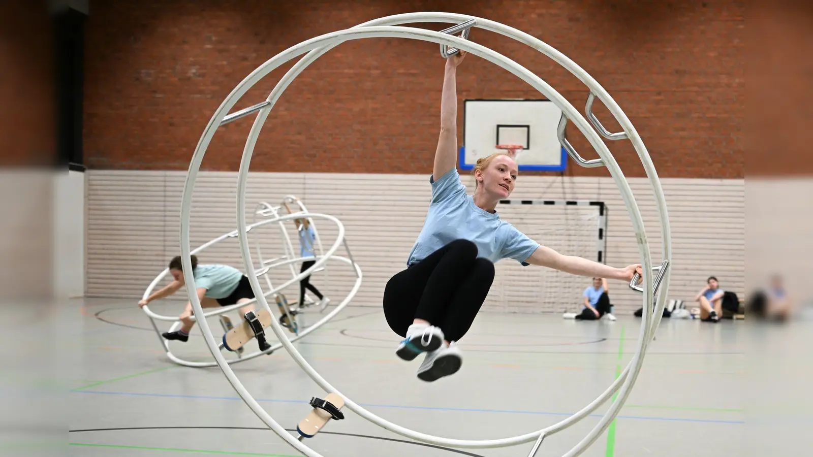 Rhönradturnerinnen wie Klara Kiefer schätzen die Eleganz und Vielfältigkeit ihres Sportgeräts. (Foto: Arne Dedert/dpa)