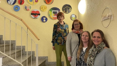 Ulrike Ammel, Gesamtleiterin des Domiziels, Katharina Eichholz, Pädagogin und Leiterin des Projekts, Christina Seifert, Sozialpädagogin, und Nikola Papert, Sozialpädagogin (von links) begleiteten die jungen Erwachsenen bei der Themenfindung und Umsetzung des Projekts. (Foto: Mara Stingl)