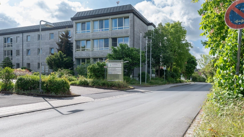 Wer morgen zwischen 11 und 13 Uhr durch den Haupteingang in das Neustädter Krankenhaus will, wird von einer symbolischen Sperrung ausgebremst. Aber natürlich werden Patienten und Angehörige dann über Seiteneingänge ins Innere gelotst.  (Foto: Mirko Fryska)