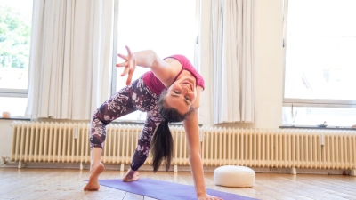 Verschiedene Yoga-Stile bieten für jeden das passende Training: Von sanfter Entspannung bis zu dynamischen Flows ist alles dabei. (Foto: Christin Klose/dpa-tmn)