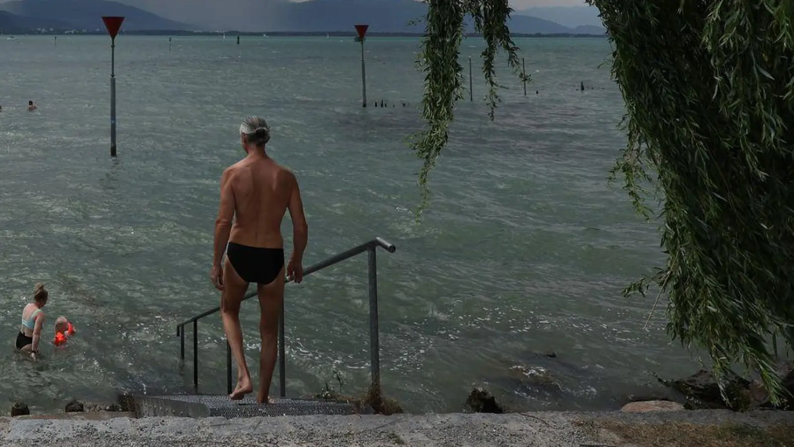 Sommerliche Hitze trifft vor allem im Süden Bayerns in den kommenden Tagen auf eine wachsende Gefahr von Unwettern. Auch im Norden des Freistaates kann es aber örtlich zu Unwettern kommen. (Archivbild vom Sonntag) (Foto: Karl-Josef Hildenbrand/dpa)