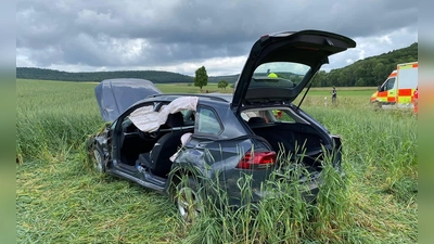 Stark ramponiert landete der Wagen des 43-Jährigen in einem Acker neben der Straße. (Foto: Feuerwehr Scheinfeld)