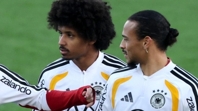 Leroy Sané (r) spielt bei der Nationalmannschaft praktisch auf Bewährung.  (Foto: Christian Charisius/dpa)