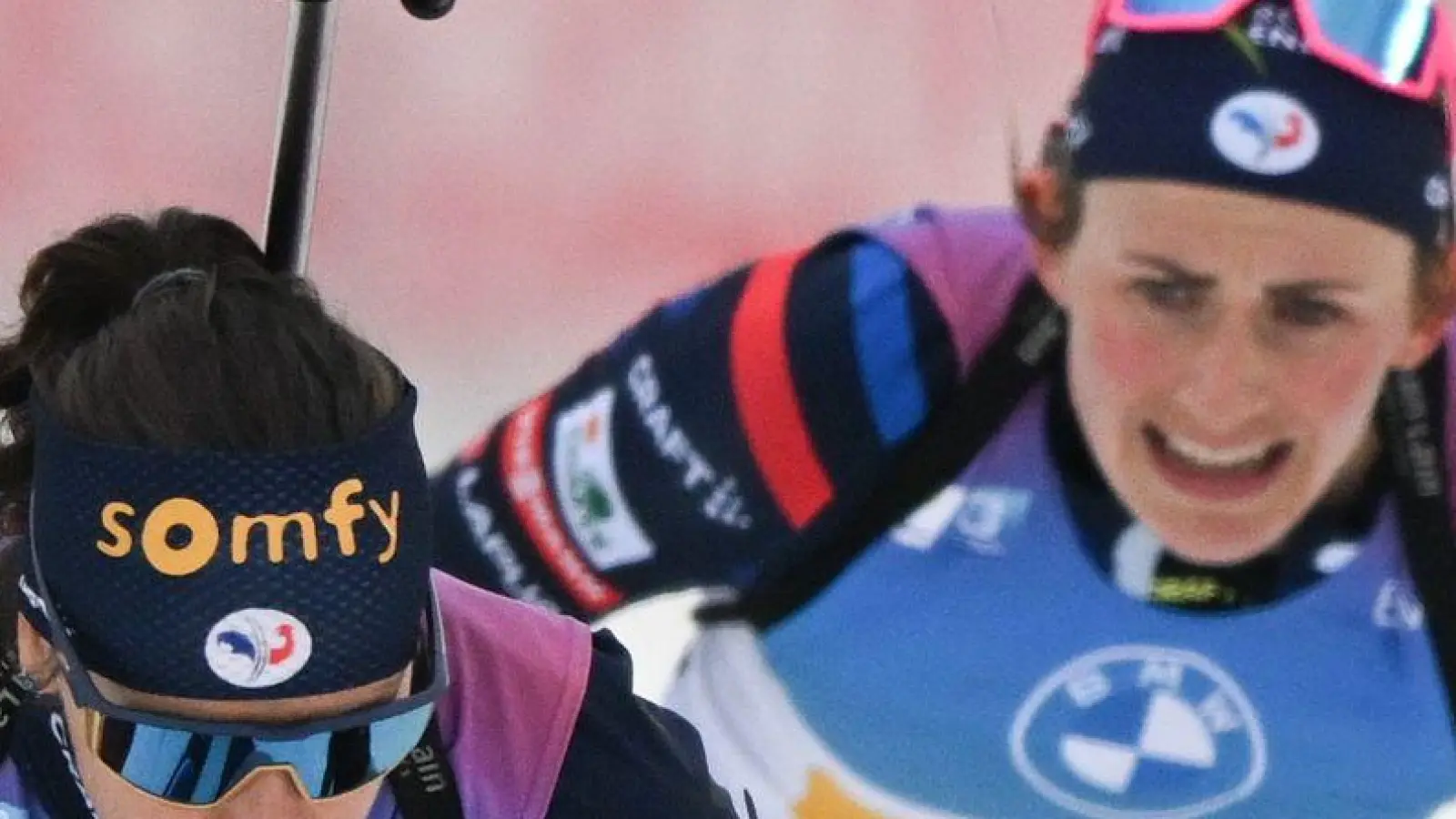 Julia Simon (l) darf nach dem Kreditkartenbetrug an ihrer Teamkollegin Justine Braisaz-Bouchet (r) bei Olympia teilnehmen. (Archivbild) (Foto: Hendrik Schmidt/dpa)