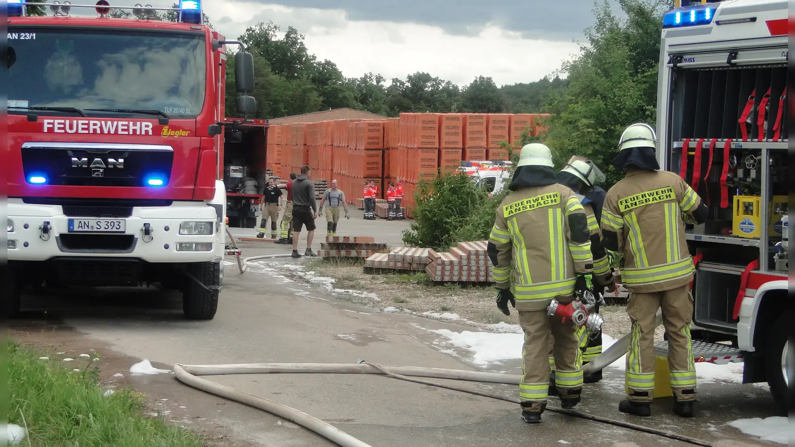 Die Feuerwehr bekämpfte den Brand. (Foto: Winfried Vennemann)