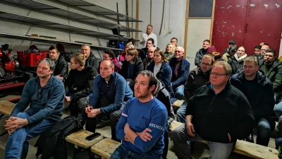 In Neustett gibt es keine Gastwirtschaft mehr, weshalb die Bürgerversammlung ins Feuerwehrgerätehaus verlegt wurde. Dafür musste der normalerweise dort geparkte Tragkraftspritzenanhänger vorübergehend weichen. Das Foto zeigt Bürgermeister Johannes Schneider (ganz hinten) bei seinem Vortrag.  (Foto: Jürgen Binder)