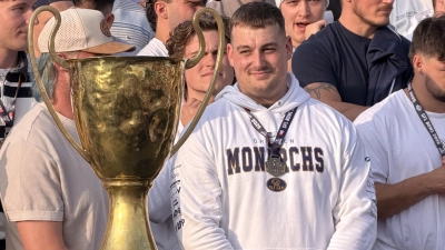 Jannik Stanke und der Pokal bei der Meisterfeier in Dresden. (Foto: Lothar Stanke)
