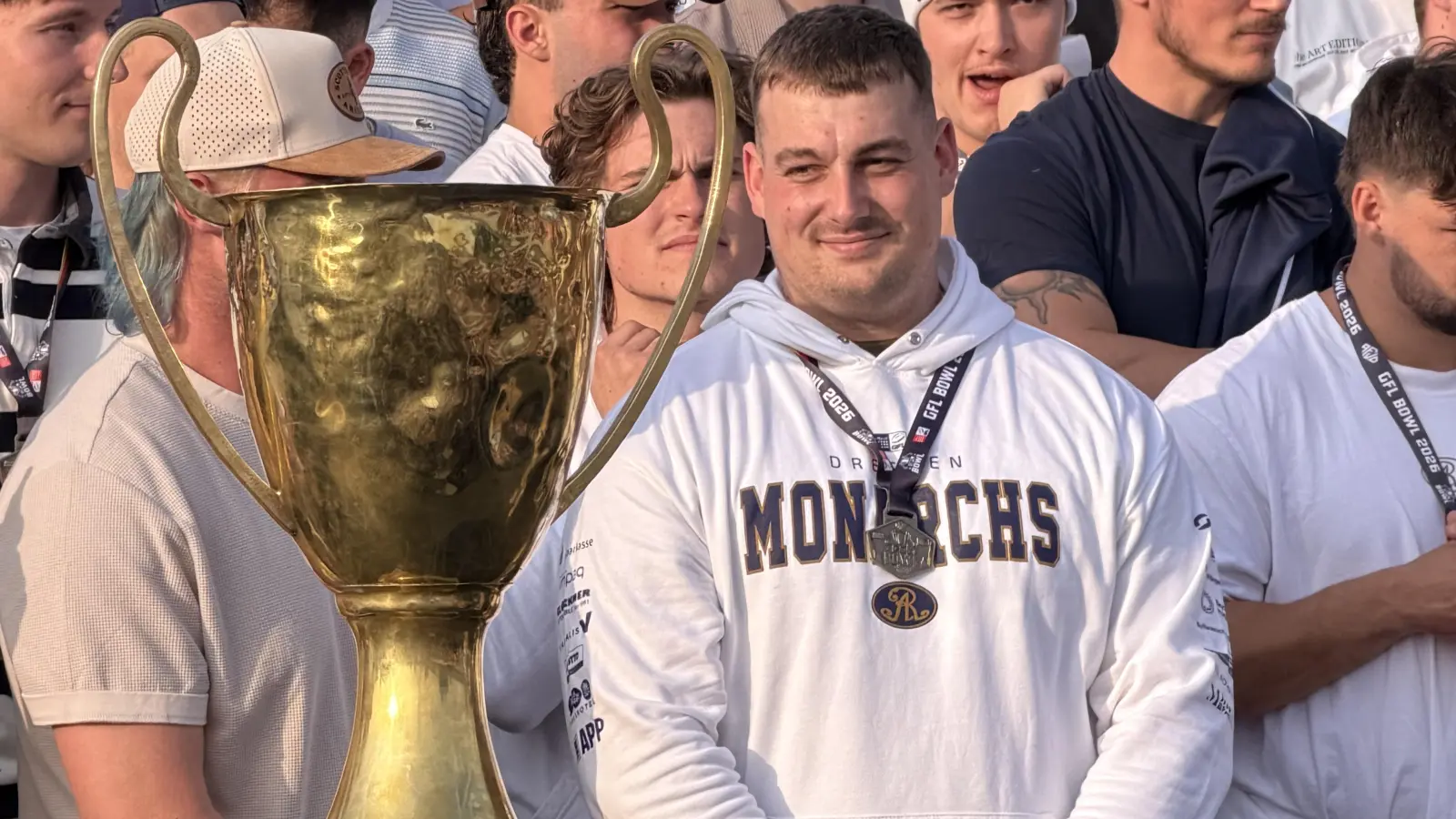 Jannik Stanke und der Pokal bei der Meisterfeier in Dresden. (Foto: Lothar Stanke)