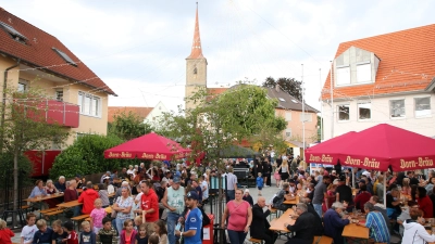 Traditionell findet das Bürgerfest der Gemeinde Sachsen im Bereich der Hauptstraße statt, so wie hier bei der Veranstaltung im Juli 2022. (Archivbild: Alexander Biernoth)