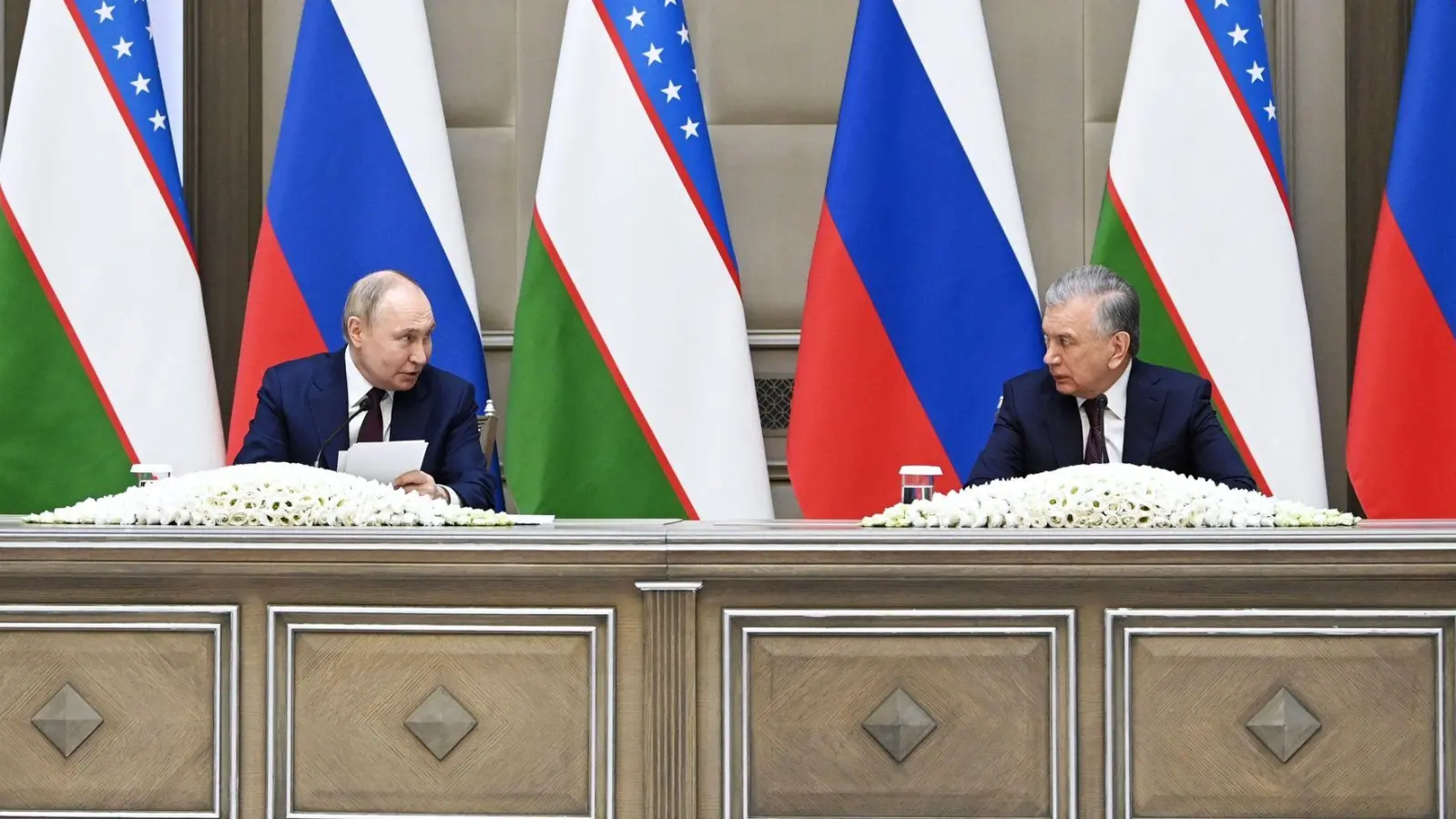 Russlands Präsident Wladimir Putin zusammen mit seinem usbekischen Amtskollegen Schawkat Mirsijojew in Taschkent. (Foto: Sergei Bobylev/Pool Sputnik Kremlin/AP/dpa)