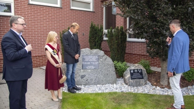 Neben dem großen Gedenkstein, der vor 20 Jahren gesetzt wurde, steht nun ein kleiner. Marek Goliński, Vanessa Barth und Achim Endreß (von links) haben ihn enthüllt. Die Reden übersetzte Dolmetscher Mariusz Czerwinski (rechts). (Foto: Rainer Klein)
