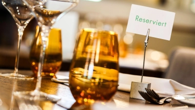 Wer im Restaurant einen Tisch reserviert und nicht erscheint, wird manchmal vom Wirt zur Kasse gebeten. (Archivbild) (Foto: Christoph Reichwein/dpa)