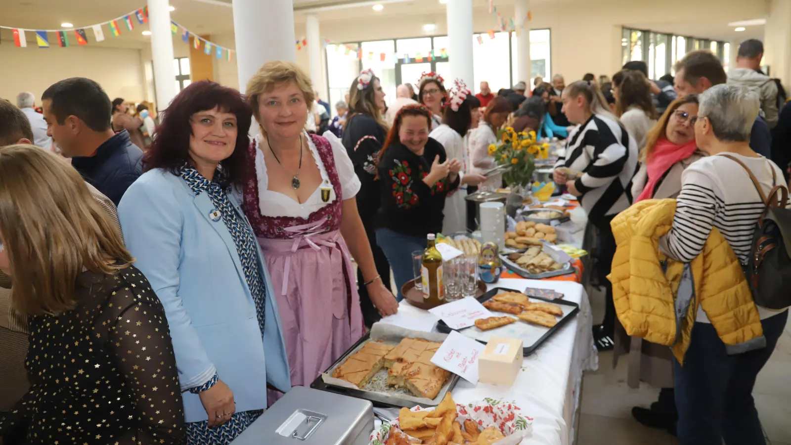 Die Deutschen aus Russland (Mitte) beteiligen sich zum Beispiel mit einem Kuchen mit Fleisch und Kartoffeln. (Foto: Oliver Herbst)