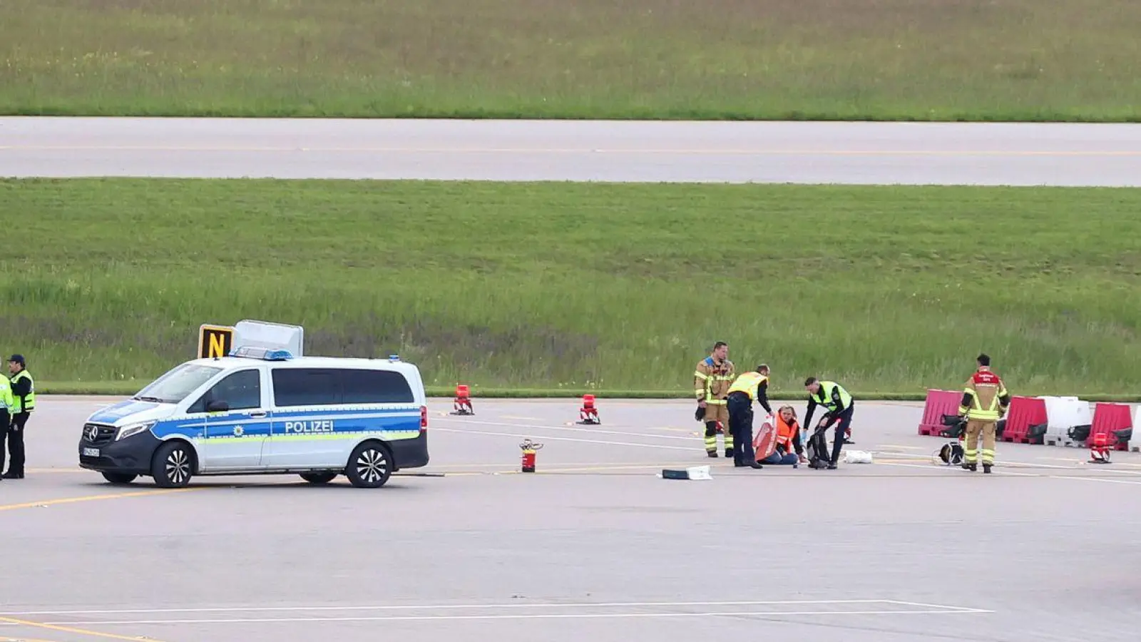 Polizei und Feuerwehr sind am Münchner Flughafen im Einsatz. (Foto: Karl-Josef Hildenbrand/dpa)