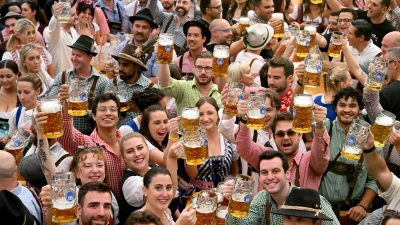 „Die Krüge hoch!“ (Archivbild) (Foto: Felix Hörhager/dpa)