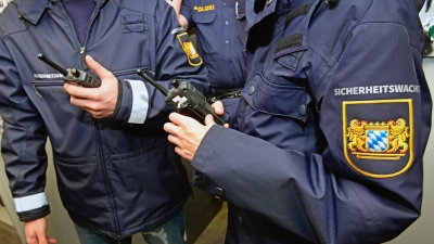 Anhand der blauen Dienstkleidung sind die Ehrenamtlichen der Sicherheitswacht gut erkennbar, wenn sie in der Stadt unterwegs sind. (Archivbild: Jim Albright)