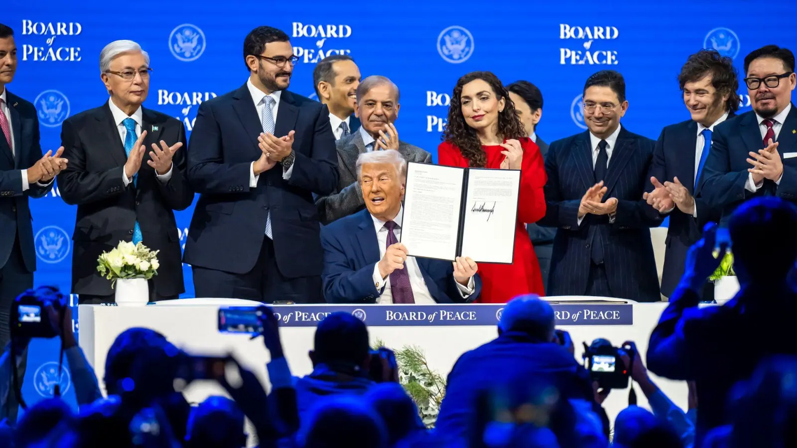 „Friedensrat“-Gründer Trump schart in Davos die Erstunterzeichner um sich. (Foto: Gian Ehrenzeller/KEYSTONE/dpa)