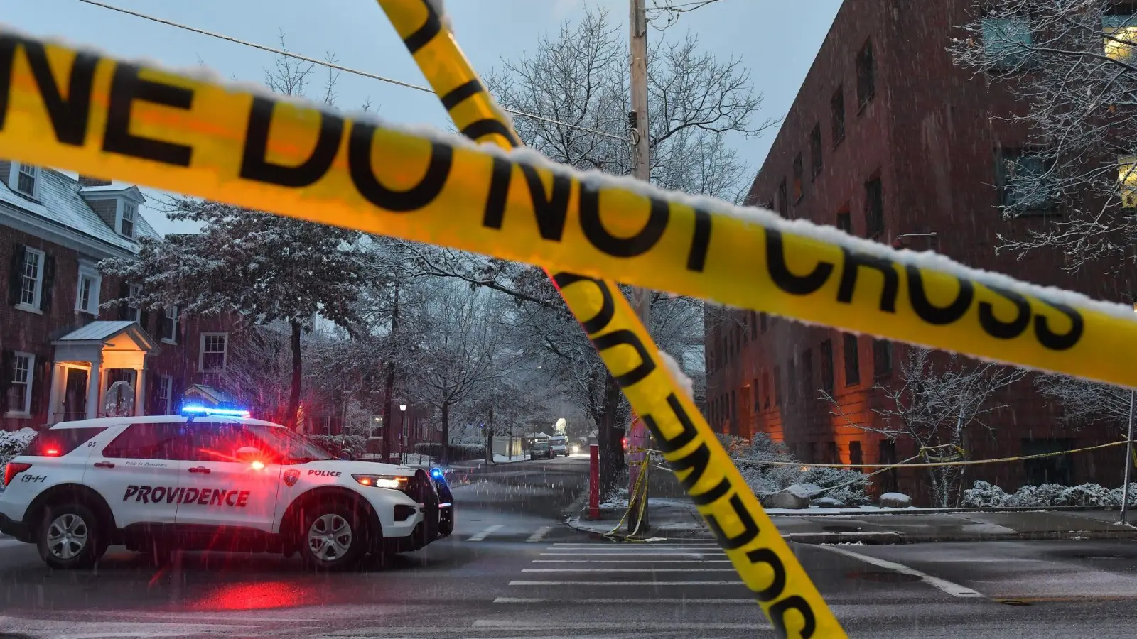 Ein bewaffneter Täter hatte am Samstag an der Brown University zwei Studenten getötet und mehrere verletzt.  (Foto: Steven Senne/FR172182 AP/dpa)