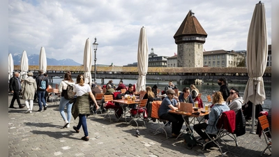 Ein Restaurant an der Reuss in Luzern, die Kapellbrücke ist im Hintergrund zu sehen.(Archivbild) (Foto: Alexandra Wey/KEYSTONE/dpa)