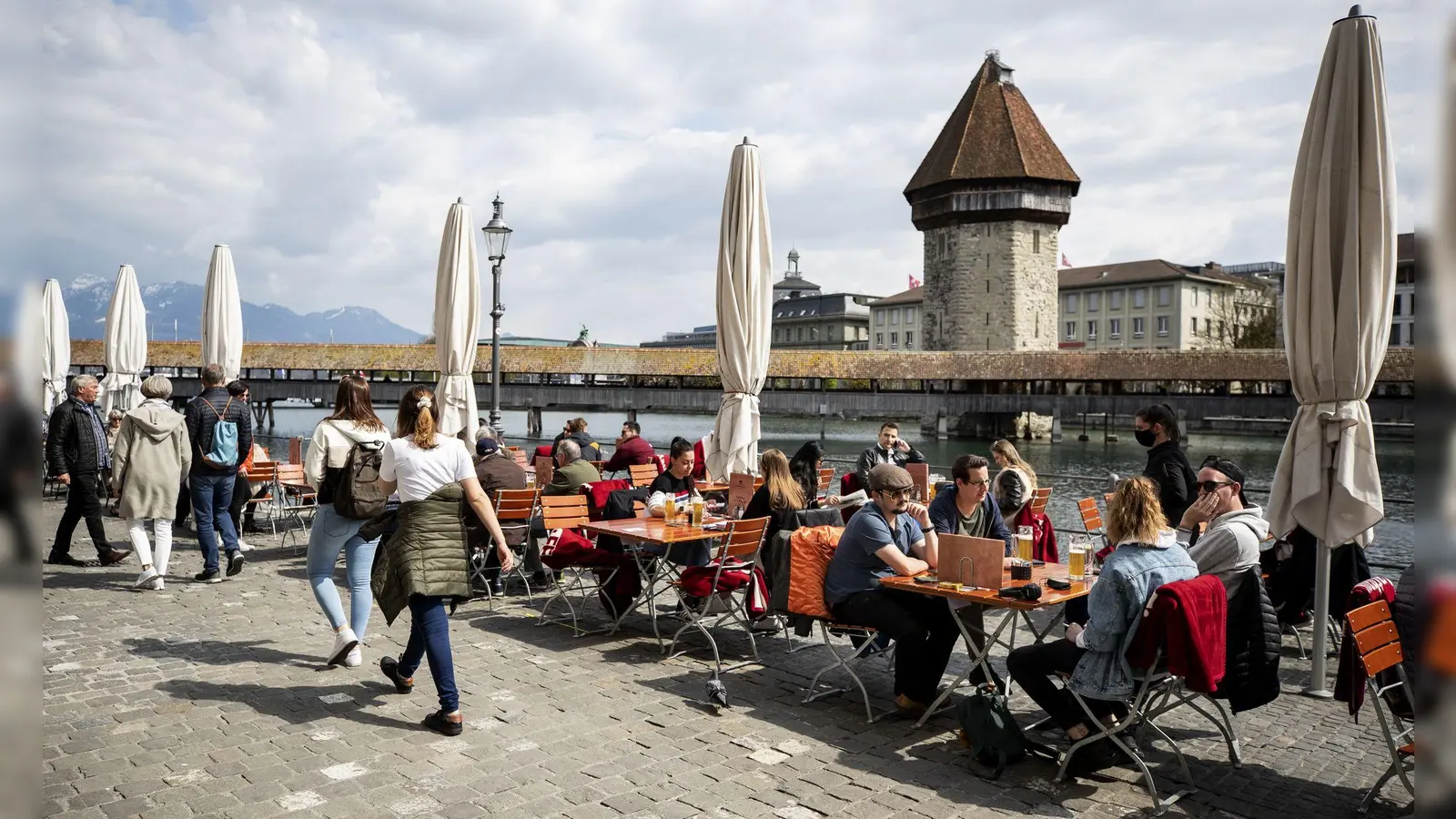 Ein Restaurant an der Reuss in Luzern, die Kapellbrücke ist im Hintergrund zu sehen.(Archivbild) (Foto: Alexandra Wey/KEYSTONE/dpa)