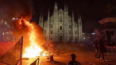 Vor dem Mailänder Dom brannte am Samstagabend ein Feuer.  (Foto: Stefano Porta/LaPresse/AP/dpa)