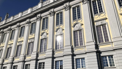 Die prächtige Südfassade der markgräflichen Residenz in der Wintersonne: Dahinter verbirgt sich der zweigeschossige Festsaal. (Foto: Lara Hausleitner)