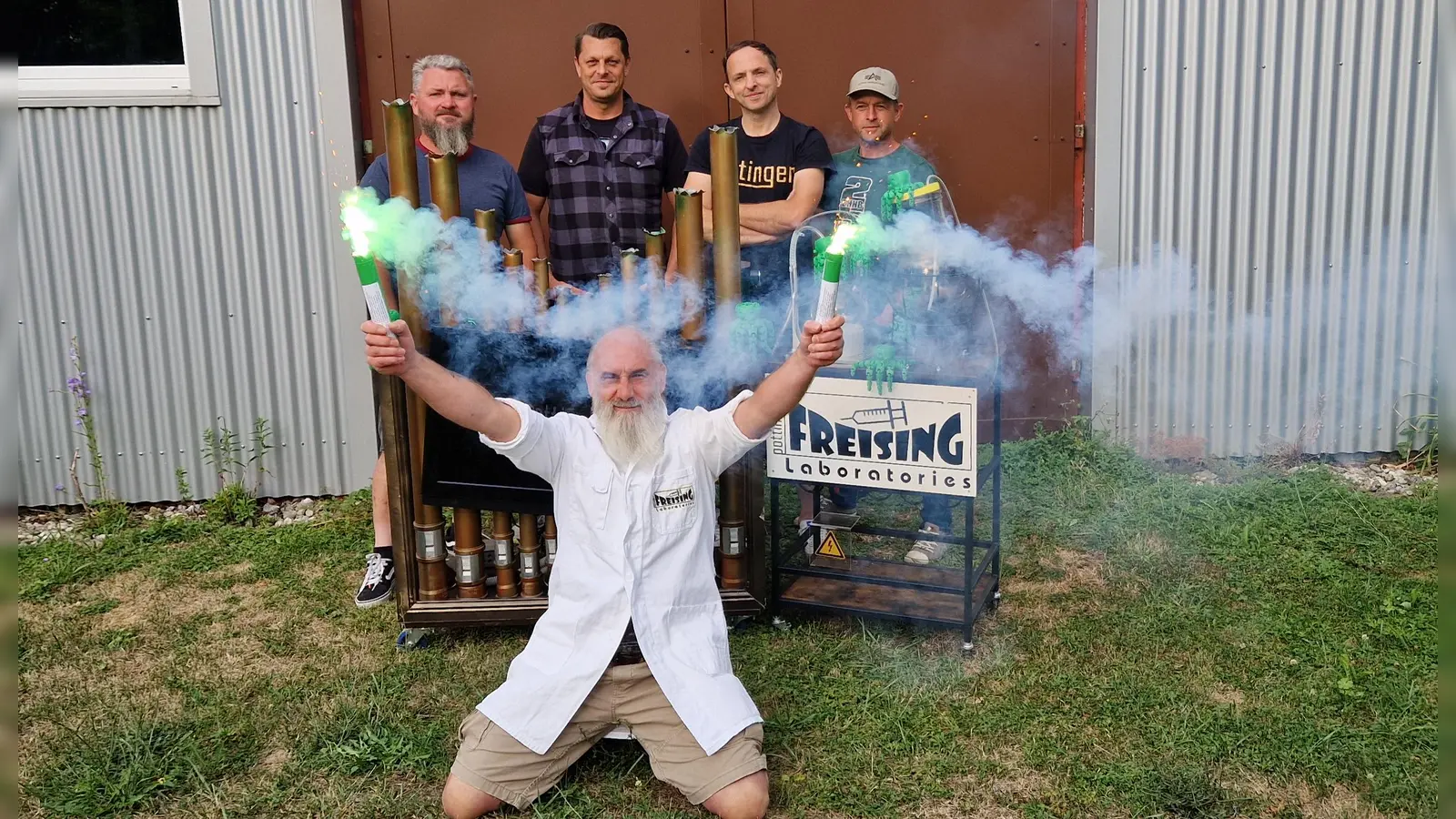 Die vier Bandmitglieder mit ihrem Liveact Dr. Freising (vorne) freuen sich auf ihren Auftritt beim Taubertal-Open-Air. (Foto: Leonie Lang)