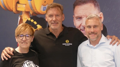 Mitarbeiterin Birgit Schlötterer und Marktleiter Jochen Kapfenberger haben „Gladiator“ Ralf Möller in die Mitte genommen (Foto: Helmut Meixner)