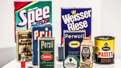 Ein Reihe historischer Produktverpackungen bekannter Henkel-Produkte. (Foto: Oliver Berg/dpa)