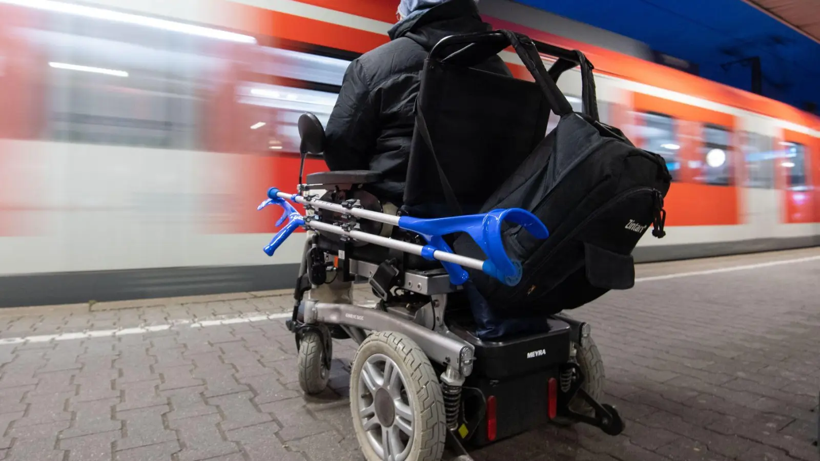 Menschen im Rollstuhl sind bei Bahnreisen oft auf Unterstützung angewiesen. (Foto: Marijan Murat/dpa/dpa-tmn)