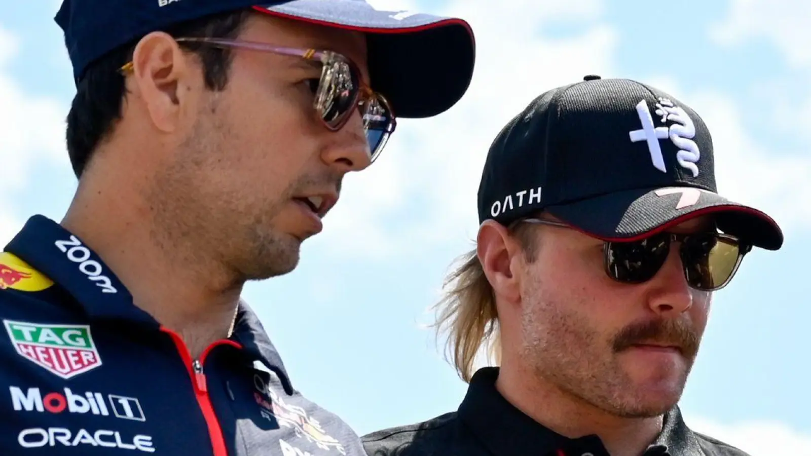 Fahren nächstes Jahr zusammen für Cadillac: Sergio Perez (l) und Valtteri Bottas (Archivbild) (Foto: Denes Erdos/AP/dpa)