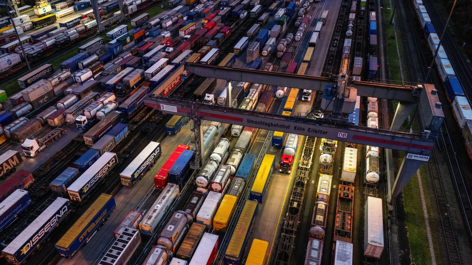 Die deutschen Exporten sind im Oktober kräftig zurückgegangen (Archivbild). (Foto: Oliver Berg/dpa)