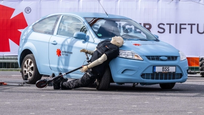 Crashtest mit einem E-Scooter: Ein abbiegendes Auto erfasst den Dummy - der prallt hart auf den Wagen. (Foto: Guido Kirchner/dpa)