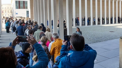 Eine Warteschlange bildete sich vor dem Eingang des Pergamonmuseums. (Foto: Joerg Carstensen/dpa)