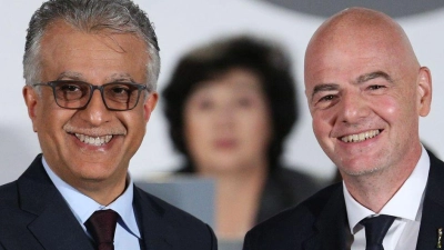 Gianni Infantino (r) mit Salman bin Ibrahim al-Chalifa, Chef des asiatischen Fußballverbands. (Archivbild) (Foto: ---/Xinhua/dpa)