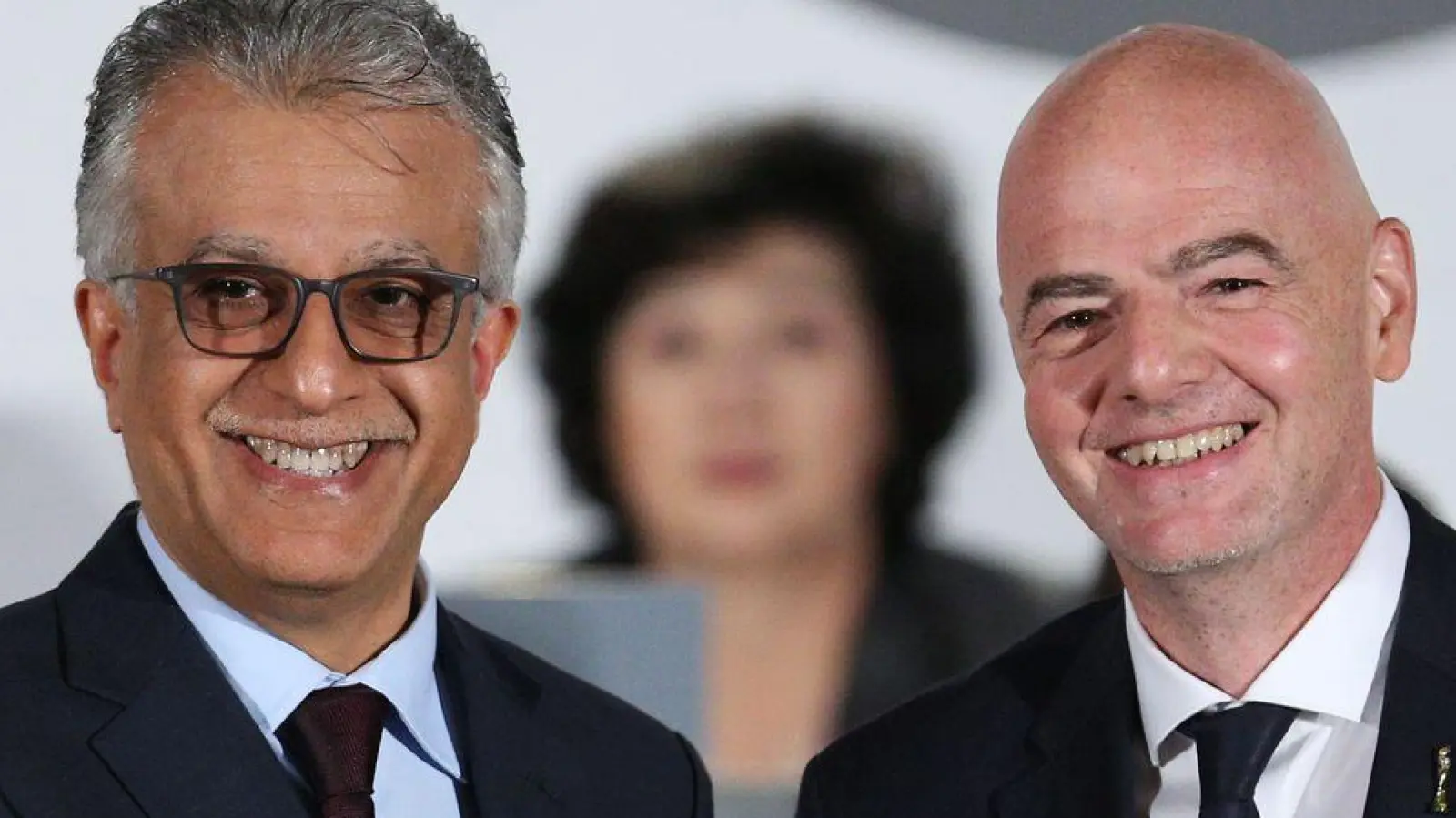 Gianni Infantino (r) mit Salman bin Ibrahim al-Chalifa, Chef des asiatischen Fußballverbands. (Archivbild) (Foto: ---/Xinhua/dpa)