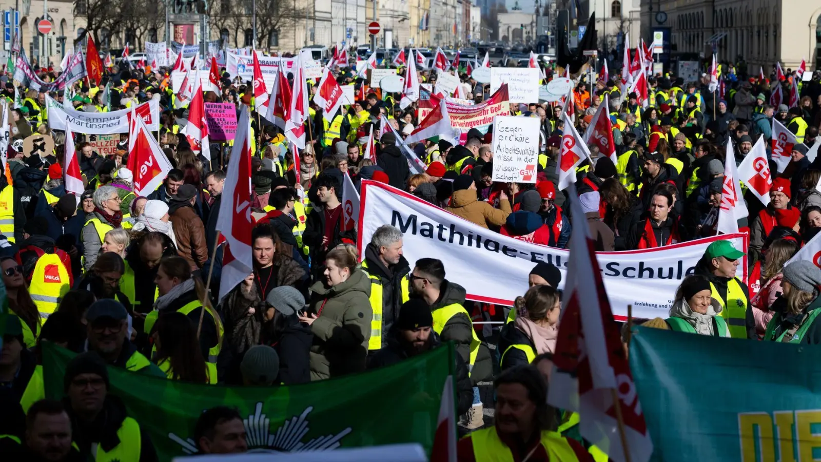 Über Tausend Menschen haben in München an dem Warnstreik teilgenommen. (Foto: Sven Hoppe/dpa)