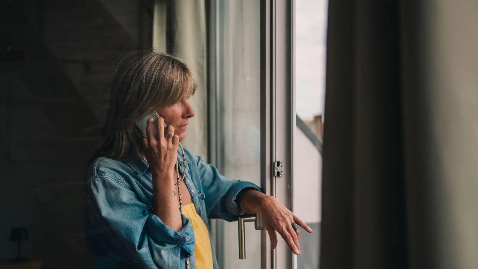 Ein Schockanruf am Telefon erzeugt Stress und Druck. Umso wichtiger ist es, tief durchzuatmen und die Situation in Ruhe zu analysieren.  (Foto: Zacharie Scheurer/dpa-tmn)