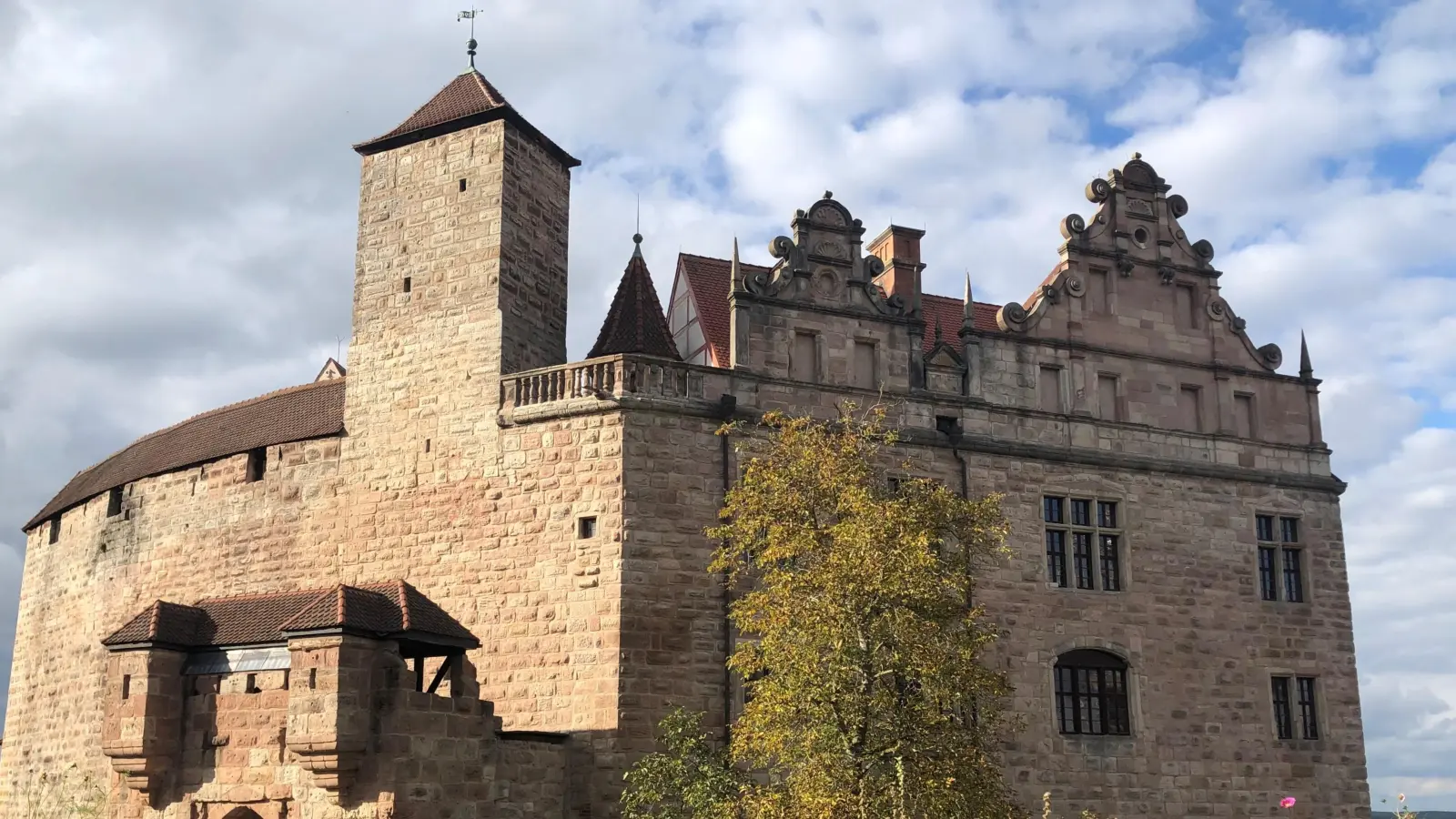 Mächtig und bestens erhalten: die Cadolzburg. (Foto: Lara Hausleitner)