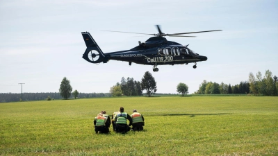 Per Hubschrauber werden die Teams der Bundespolizei bei den Kontrollstellen abgesetzt.  (Foto: Daniel Vogl/dpa)