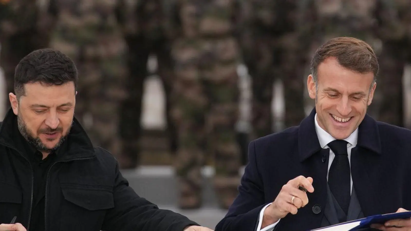 Selenskyj und Macron unterzeichneten eine Absichtserklärung zum Kauf von bis zu 100 Rafale-Jets durch Kiew. (Foto: Christophe Ena/Pool AP/dpa)