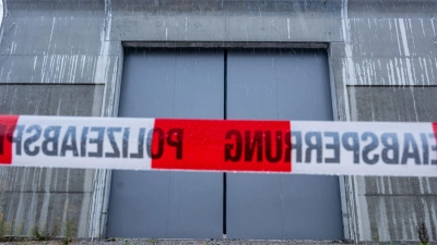 Aus dem besonderes gesicherten Bezirkskrankenhaus in Straubing waren vier Straftäter entkommen. Nun sind sie angeklagt worden. (Archivbild) (Foto: Armin Weigel/dpa)
