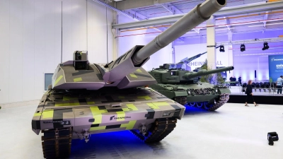 Der Panther-Kampfpanzer von Rheinmetall (links) steht neben anderen Panzern und Haubitzen des Rüstungskonzerns bei einer Vorführung in Unterlüß. (Foto: Julian Stratenschulte/dpa)